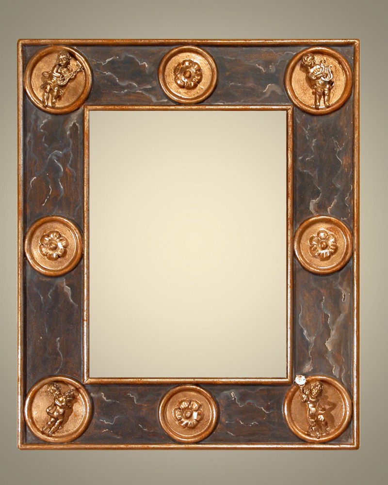 Cornici Laccate - oro a guazzo - 679/10  - Cornice in legno di tiglio massello dipinta a mano con bordo interno ed&nbsp; esterno&nbsp; in oro a guazzo lucidato e brunito con pietre dâ€™agata. Fiori scolpiti a mano, puttini negli angoli. Rifinita con patine e cere naturali.Oltre che nelle misure standard, questo modello Ã¨ disponibile anche in misure a richiesta.  Caratteristiche tecniche:Larghezza: mm 110Altezza: mm 27Altezza Battuta: mm 20&nbsp; - Cornici artigianali - Casa d'Arte - Bra (CN)