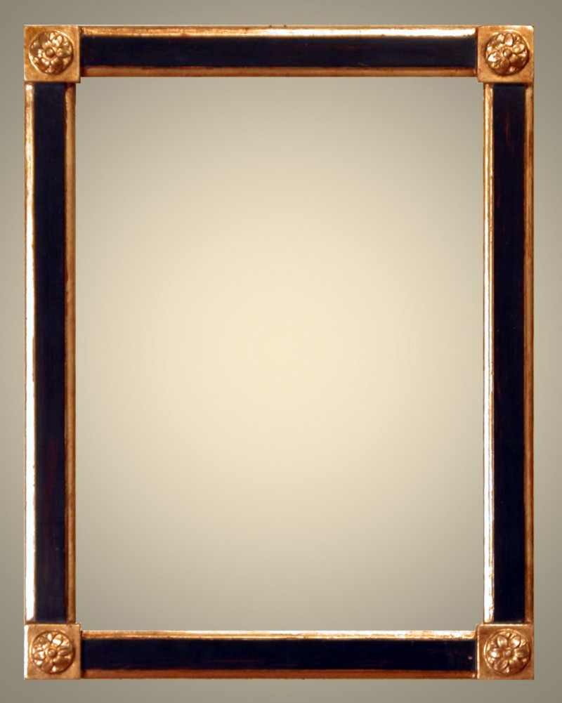 Cornici Laccate - oro a guazzo - 661/3 Nero oro - Cornice in legno di tiglio massello laccata a mano con bordo interno ed esterno ed angoli quadrati in rilievo con fiore in oro a guazzo lucidato e brunito con pietre dâ€™agata. Rifinita con patine e cere naturali.Oltre che nelle misure standard, questo modello Ã¨ disponibile anche in misure a richiesta. Disponibile in  altri colori e finiture. Caratteristiche tecniche:Larghezza: mm 35Altezza: mm 20Altezza Battuta: mm 10 - Cornici artigianali - Casa d'Arte - Bra (CN)