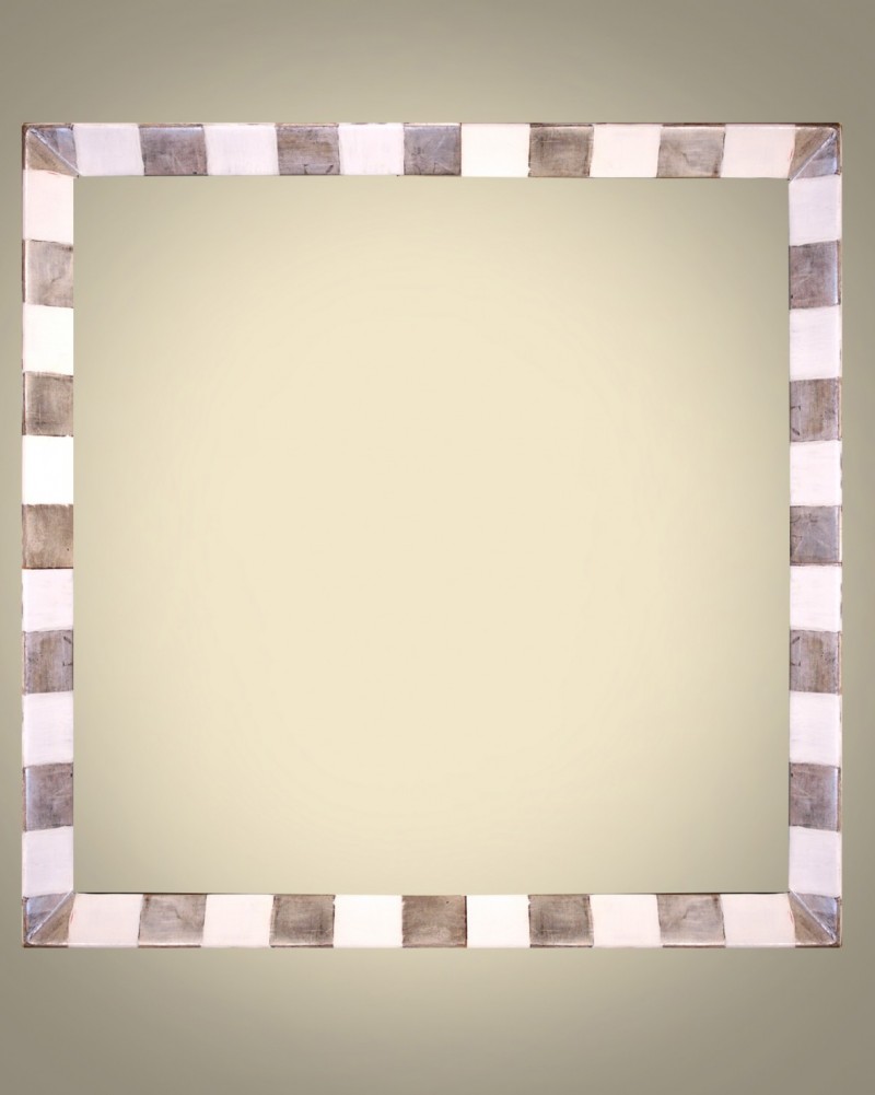 Cornici Laccate - oro a guazzo - 045/3 L.b.arg. - Cornice in legno di tiglio massello laccata a mano, con quadrati in argento fino a guazzo lucidato e brunito con pietre dâ€™agata. Rifinita con patine e cere naturali.Oltre che nelle misure standard, questo modello Ã¨ disponibile anche in misure a richiesta. Disponibile in  altri colori e finiture.  Caratteristiche tecniche:Larghezza: mm 22Altezza: mm 30Altezza Battuta: mm 11 - Cornici artigianali - Casa d'Arte - Bra (CN)