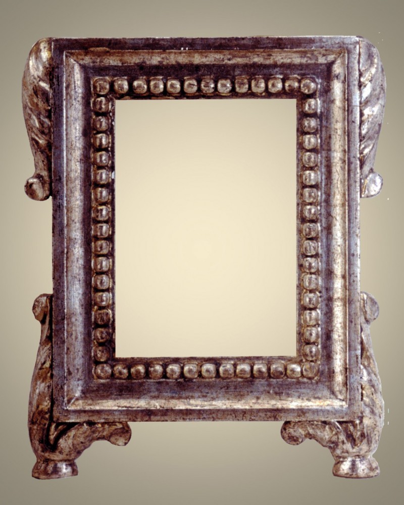 Cartegloria - 922 Argento - Cornice cartagloria in legno di tiglio nazionale massello, intagliata a mano con argentatura in foglia a guazzo lucidata con pietre dâ€™agata, rifinita con patine e cere naturali.&nbsp; Caratteristiche tecniche:&nbsp;&nbsp; Interno&nbsp;&nbsp;&nbsp;&nbsp; 180 mm x 240 mmEsterno&nbsp;&nbsp;&nbsp;&nbsp;360 mm x 230 mm - Cornici artigianali - Casa d'Arte - Bra (CN)