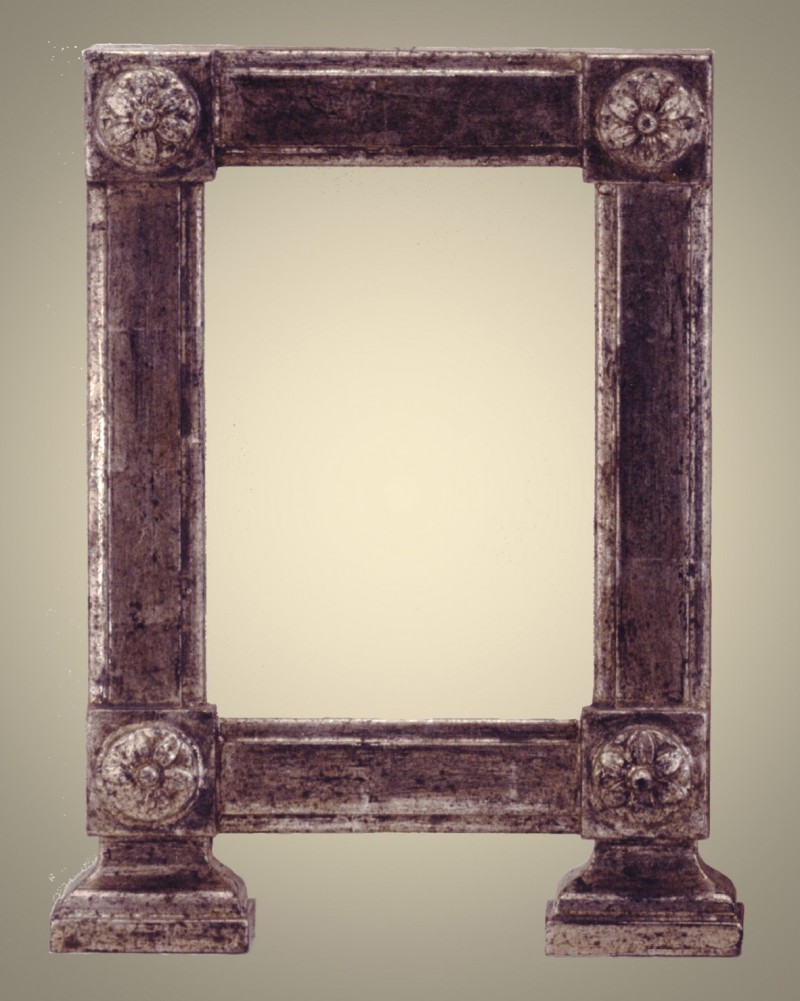 Cartegloria - 921 Argento  - Cornice cartagloria in legno di tiglio nazionale massello, con argentatura in foglia a guazzo lucidata con pietre dâ€™agata, rifinita con patine e cere naturali.  Caratteristiche tecniche:   Interno    &nbsp;&nbsp;&nbsp; 180 mm x&nbsp;130 mmEsterno&nbsp;&nbsp;&nbsp;&nbsp;280 mm x&nbsp;190 mm - Cornici artigianali - Casa d'Arte - Bra (CN)