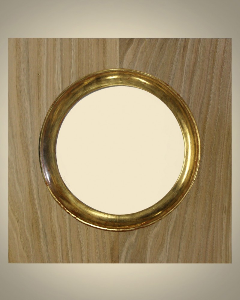 Cornici Speciali - 905 diam. 20 Castagno naturale oro - Cornice con tondo in legno di castagno nazionale massello, filo interno in&nbsp;oro a guazzo lucidato con pietre dâ€™agata,levigata a mano e lucidata con cera naturale.  A richiesta possibilitÃ  di altre misure e diametri.Caratteristiche tecniche : misura esterna: mm 325 x mm 325diametro :          mm 200 - Cornici artigianali - Casa d'Arte - Bra (CN)