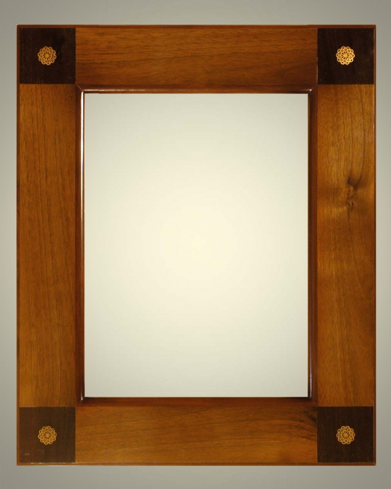 Cornici Lastronate - 309/B - Cornice lastronata in legno di noce nazionale, angoli in noce del perÃ¹ con borchie in ottone incastonate. levigata e verniciata a mano, lucidata con cere e patine naturali.&nbsp; Oltre che nelle misure standard, questo modello Ã¨ disponibile anche in misure a richiesta. Caratteristiche tecniche:Larghezza: mm 90Altezza: mm 25Altezza Battuta: mm 11 - Cornici artigianali - Casa d'Arte - Bra (CN)