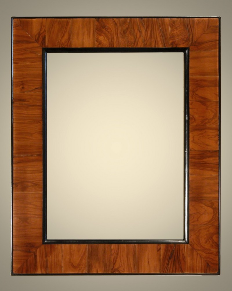 Cornici Lastronate - 300/7 U.N. - Cornice lastronata in legno di ulivo nazionale, bordo interno ed esterno nero lucido. levigata e verniciata a mano, lucidata con cere e patine naturali.Oltre che nelle misure standard, questo modello Ã¨ disponibile anche in misure a richiesta. Caratteristiche tecniche:Larghezza: mm 90Altezza: mm 27Altezza Battuta: mm 11&nbsp; &nbsp; - Cornici artigianali - Casa d'Arte - Bra (CN)