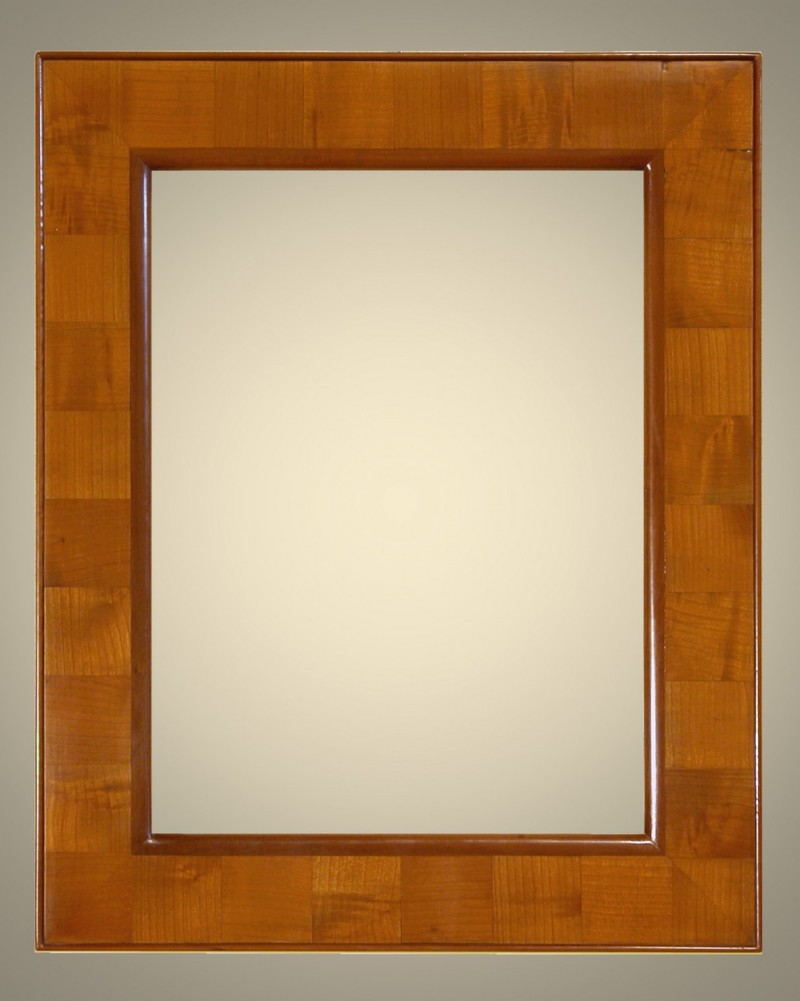 Cornici Lastronate - 300/5 D - Cornice lastronata in legno di ciliegio nazionale con tessere alternate contro vena, levigata e verniciata a mano. lucidata con cere e patine naturali.&nbsp;&nbsp;Oltre che nelle misure standard, questo modello Ã¨ disponibile anche in misure a richiesta. Caratteristiche tecniche:Larghezza: mm 70Altezza: mm 27Altezza Battuta: mm 11 - Cornici artigianali - Casa d'Arte - Bra (CN)