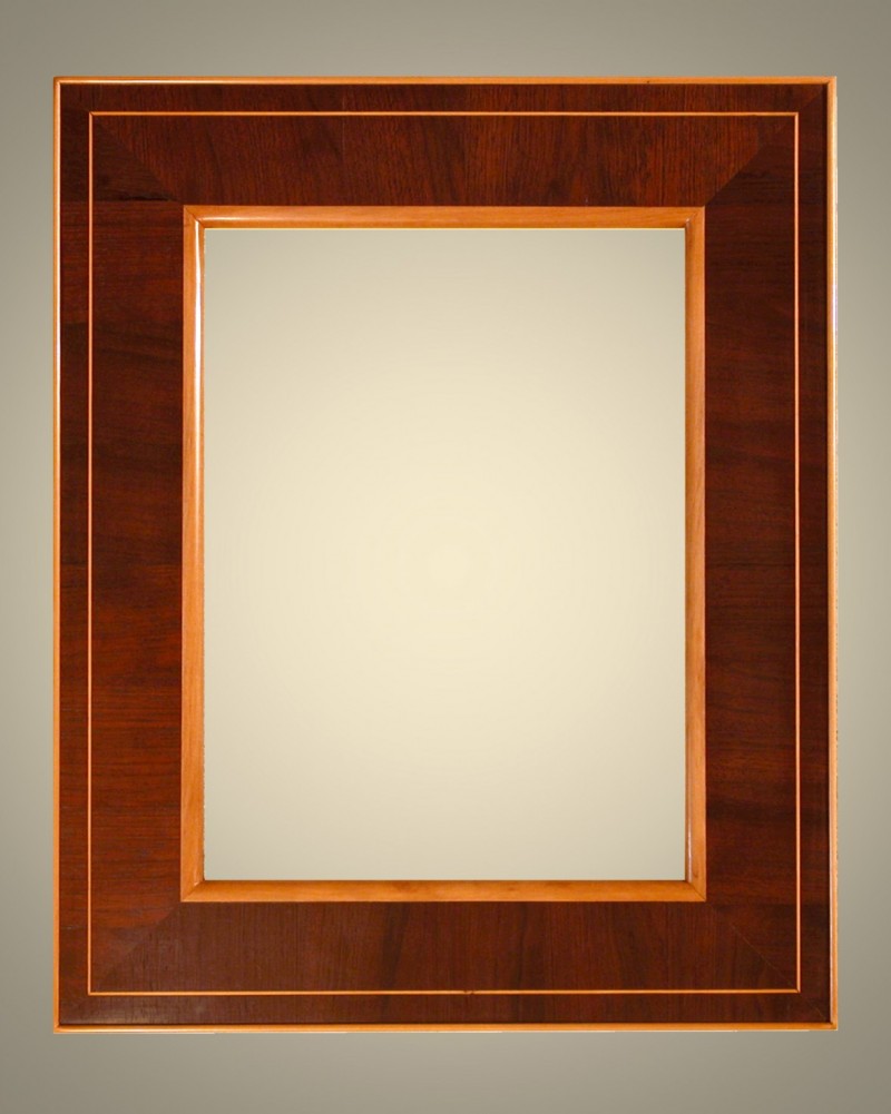 Cornici Lastronate - 122/7 - Cornice lastronata in legno di noce del perÃ¹, intarsiata con filetto in bosso zappatero. levigata e verniciata a mano, lucidata con cere e patine naturali. Oltre che nelle misure standard, questo modello Ã¨ disponibile anche in misure a richiesta. Caratteristiche tecniche:Larghezza: mm 90Altezza: mm 27Altezza Battuta: mm 11 - Cornici artigianali - Casa d'Arte - Bra (CN)